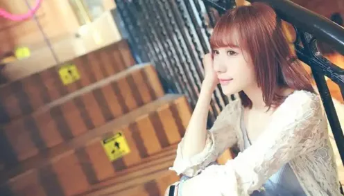 女子买旗袍疑似寿衣