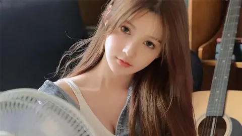 何超琼开学典礼现身深度解读