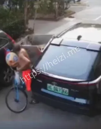 车主怒扇一巴掌