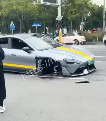 马路牙子剐蹭事故