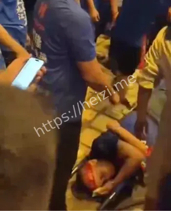 球迷扔瓶子砸伤