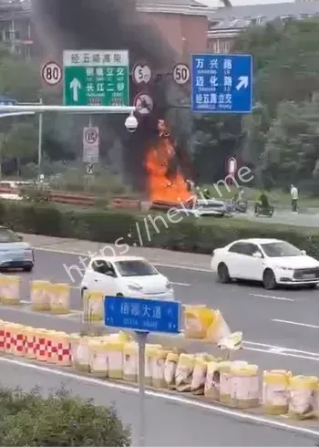 困在车内活活烧死