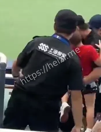 谢某某酒后跳舞辱骂观众