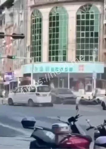 东恒路十字路口连环碰撞