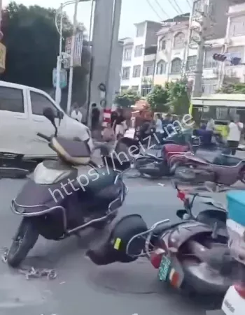 东恒路十字路口连环碰撞