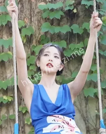 蓝色裸背裙造型