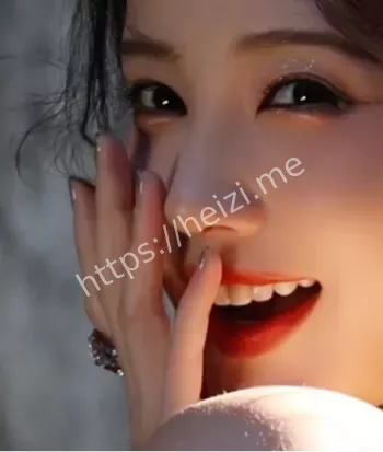 蓝色裸背裙造型