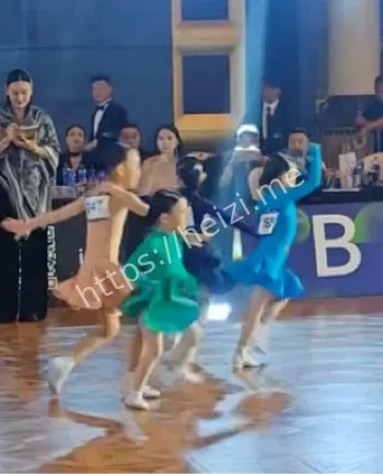 小网红大潼子赛场故意撞人