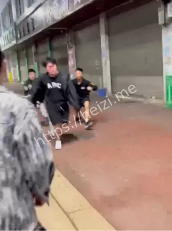 多名精神小伙持刀追砍