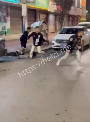 多名精神小伙持刀追砍