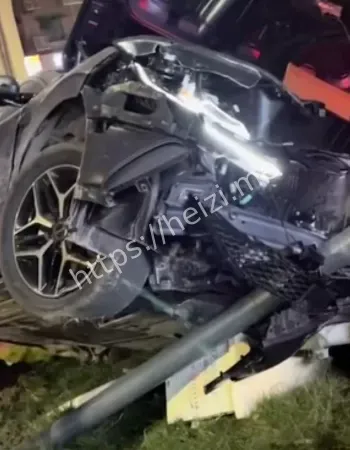 车头撞碎满地残骸