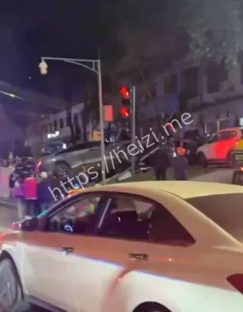 比亚迪失控撞飞红路灯