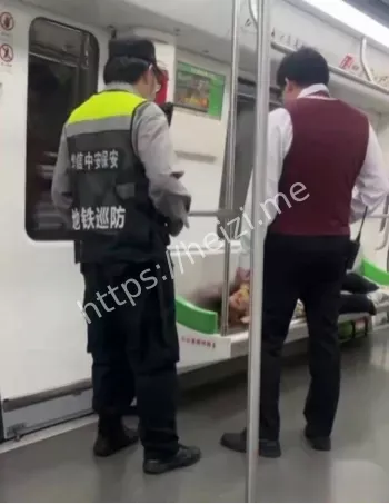 男子地铁当众不雅动作视频