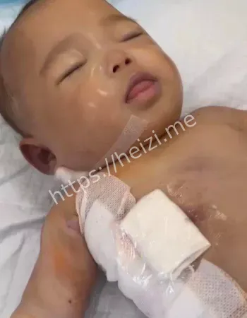 母亲维权遭警察阻拦