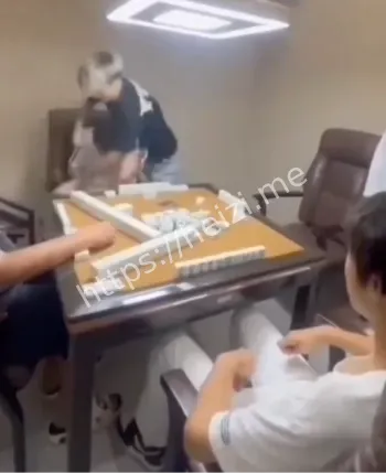 精神小伙情绪失控