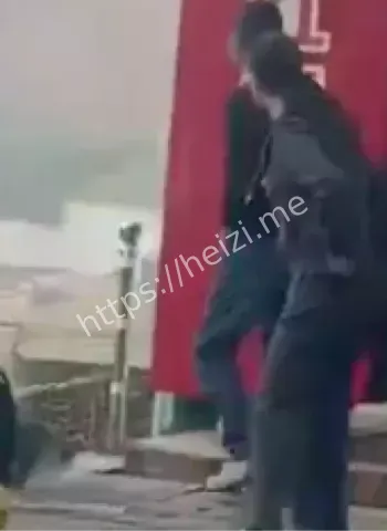 广西北海蓝色轿车