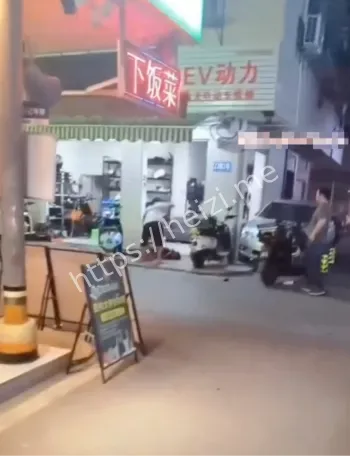 外卖小哥被砍倒地视频