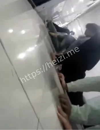 教官让学生跪地抽打