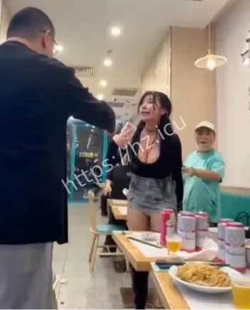 粉衣黑衣女子互殴流血