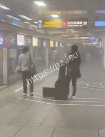 扔烟雾弹持刀砍人