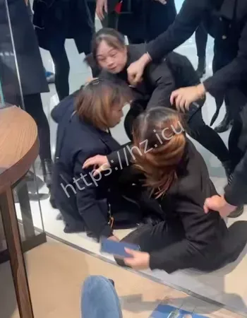 两家员工当众大打出手